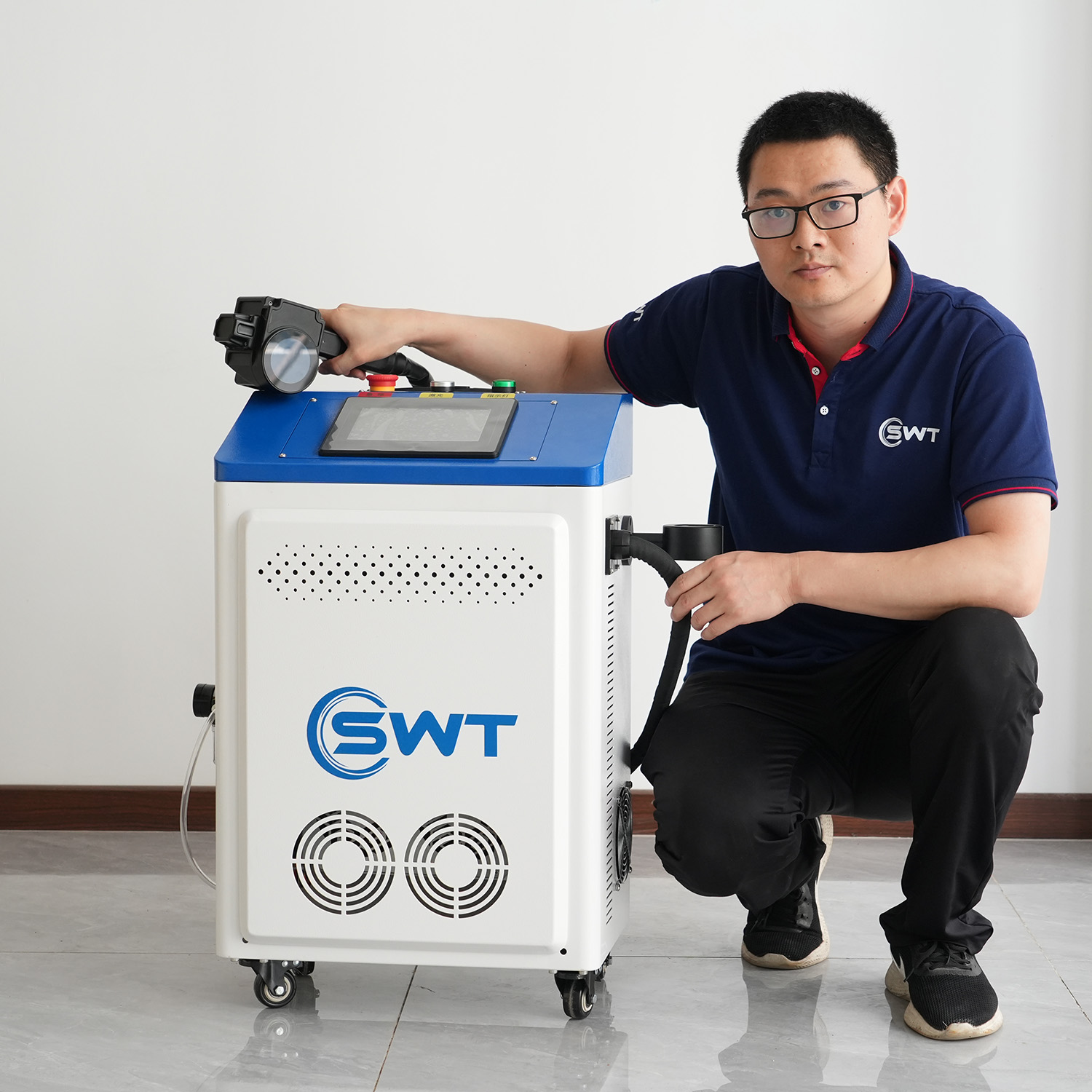 Portable Laser Rust Removal - 300W JPTスーツケース型モパパルスレーザー洗浄機、タイルの汚れ、レンガ、落書き、木材、塗料の錆除去用レーザー洗浄機
