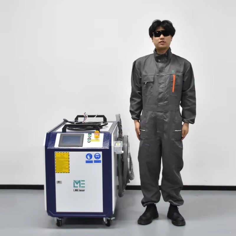 Portable Laser Rust Removal - ファイバー連続レーザー洗浄機 3000W ポータブルレーザー洗浄機 油汚れや錆を簡単に除去します 非常に優れた性能